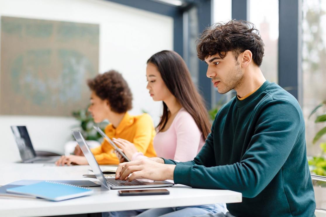 Session de formation en planification financière avec participants actifs